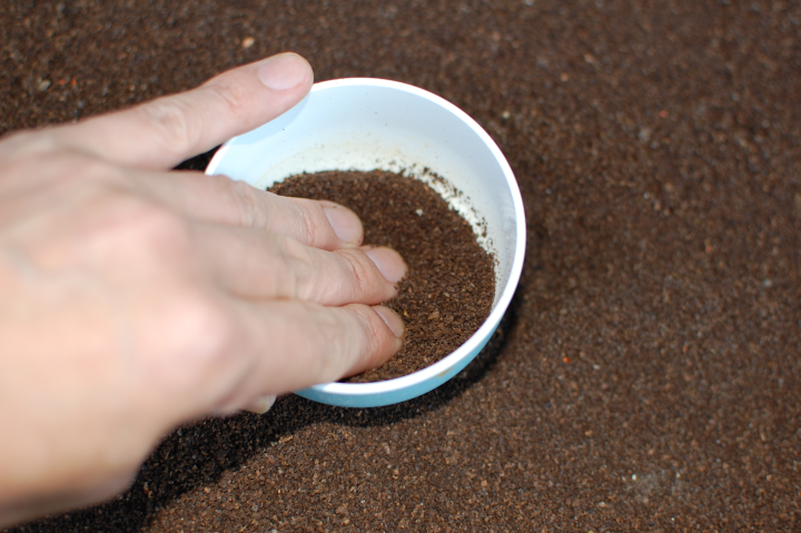 コーヒー豆のカスで食器の汚れを取ります。